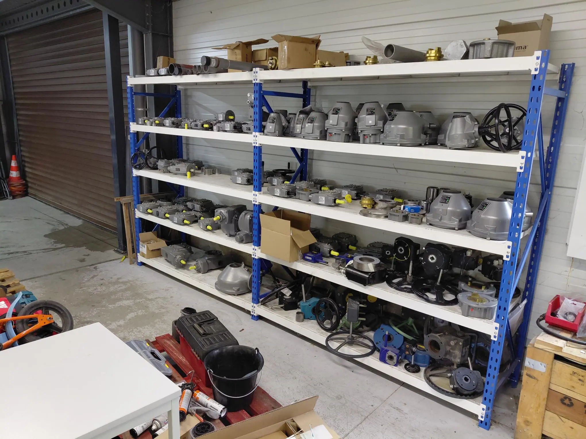 Rayonnage de pièces de motorisation pneumatique et électrique — stock LUG