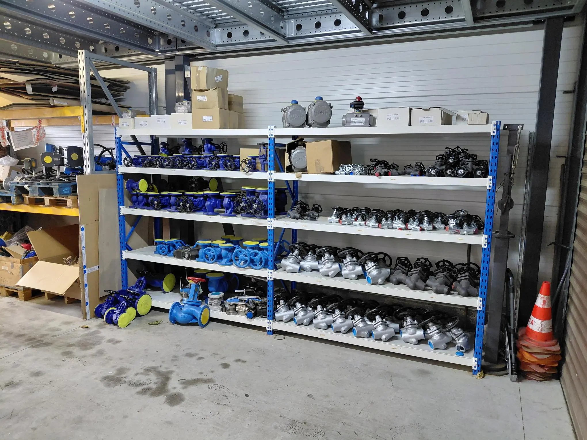 Rayonnage de pièces de motorisation pneumatique et électrique — stock LUG