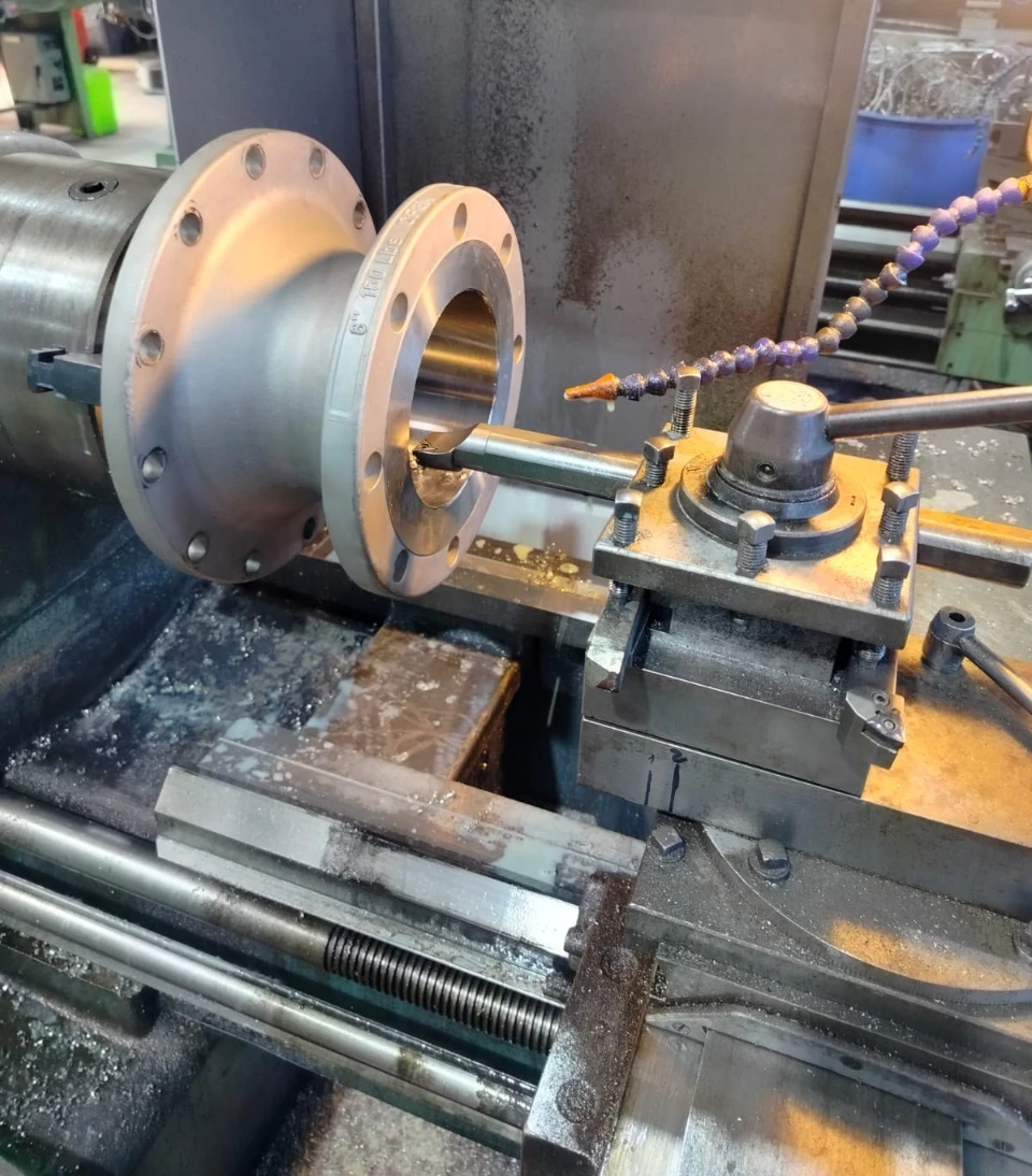 Ré-alésage de passage de fluide sur robinet à boisseau sphérique — usinage de précision sur tour LUG Aubagne