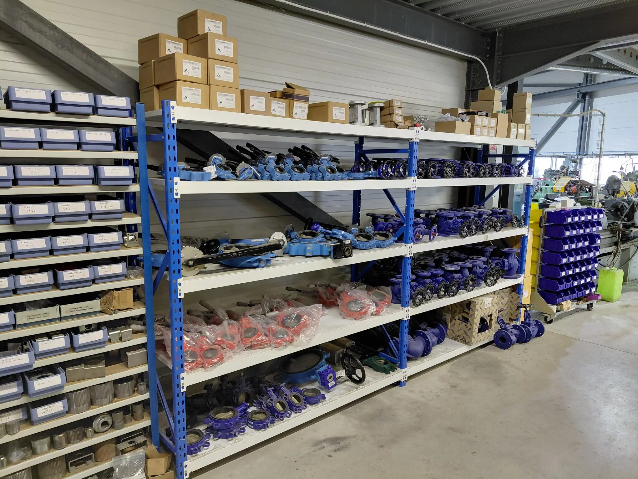 Stock de robinetterie industrielle — vannes et raccords en entrepôt LUG Aubagne